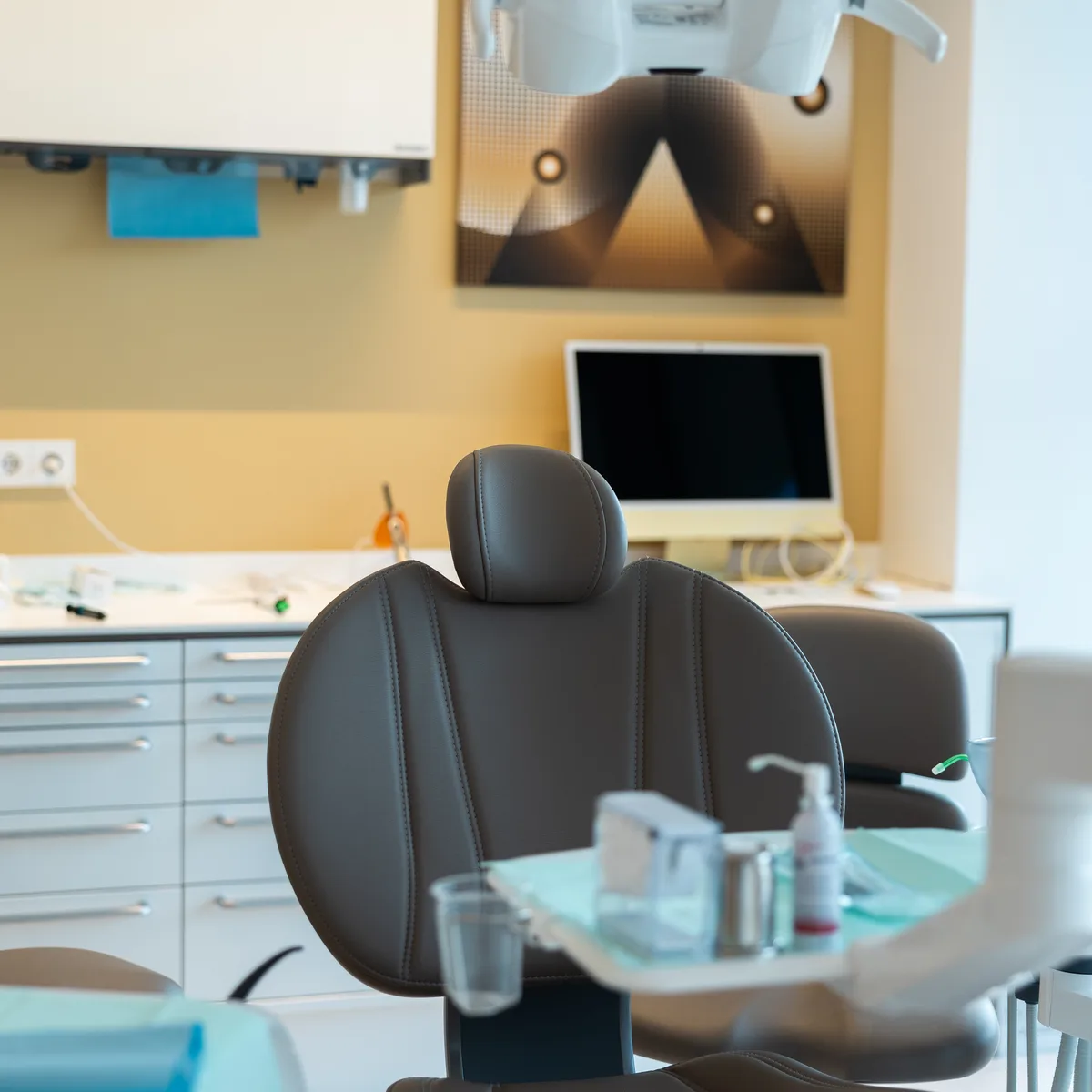 Auris Dental treatment room with dental chair and clinical equipment