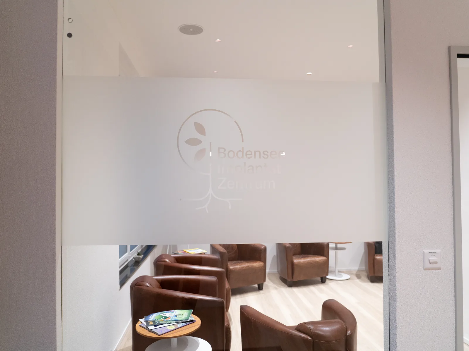 Entrance to the waiting area at Bodensee Implantat Zentrum in St. Gallen